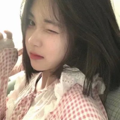 戴流苏耳环的少女